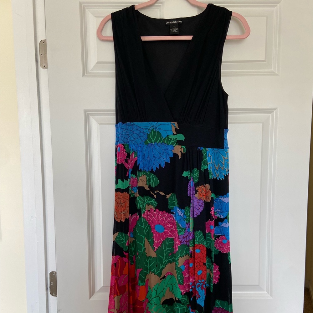 Vivieene Tam women’s floral dress, fits like size XL. Used in great conditions